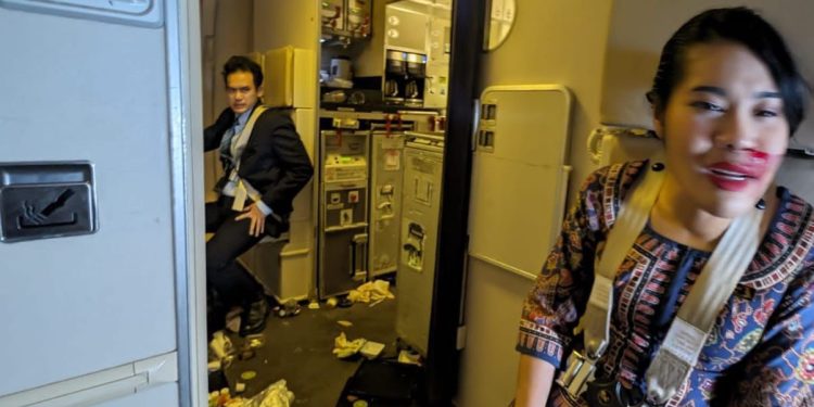 Uçak türbülansa girdi! 1 ölü, 30 yaralı