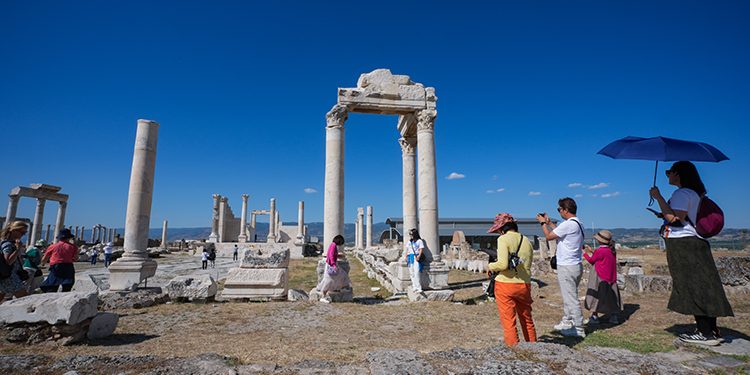 Laodikya’da 5 bin üzerinde tarihi eser gün yüzüne çıkarıldı