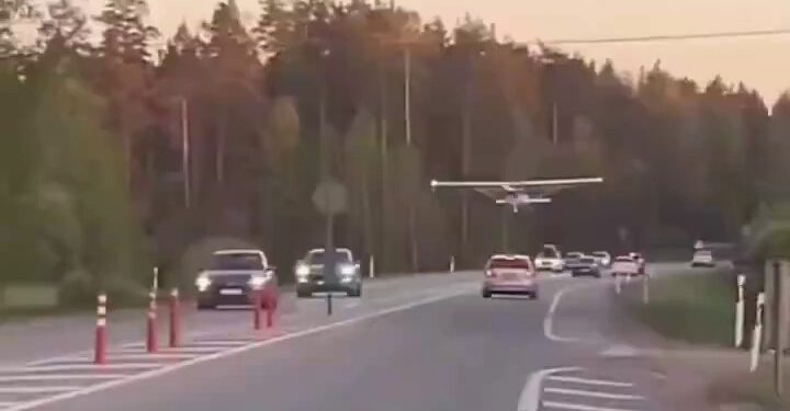 Arıza yapan uçak otoyola indi