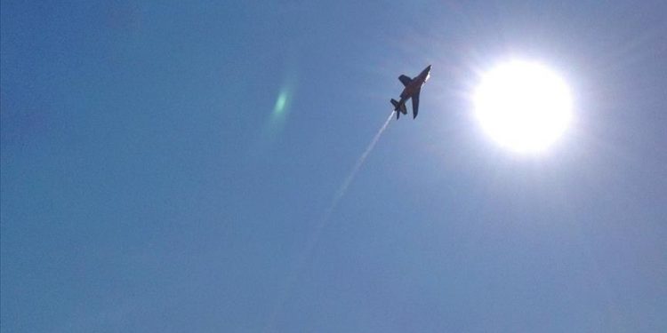 Singapur’da F-16 kalkış esnasında düştü