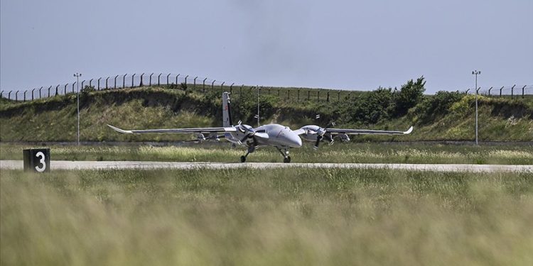 Bayraktar AKINCI deniz hedeflerini tam isabetle vurdu