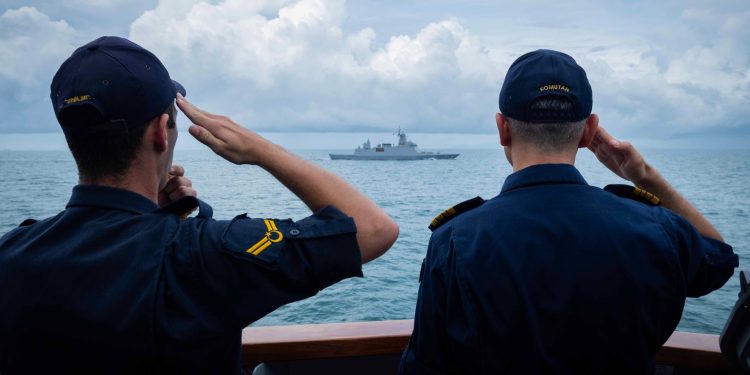 Türk korveti Tayland fırkateyniyle eğitim yaptı