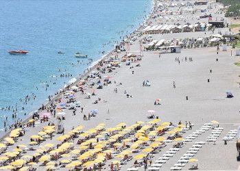 Antalya plajları bayramda doldu taştı
