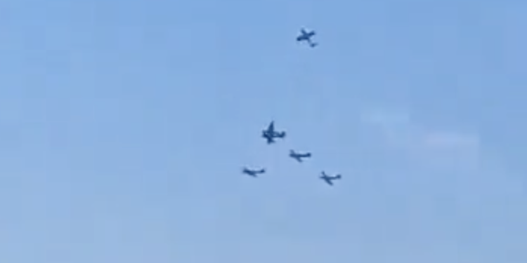 Gösteri uçuşunda 2 uçak havada çarpıştı