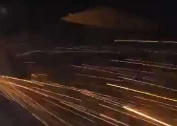 Motoru kıvılcım saçan uçak acil iniş yaptı