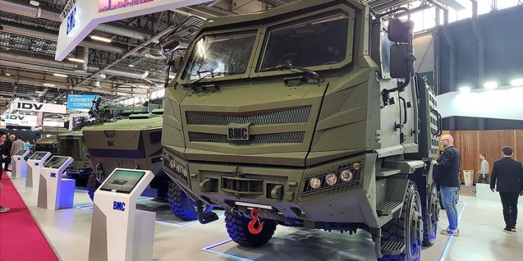 Yerli askeri araç platformu yurt dışında ilk kez vitrine çıktı