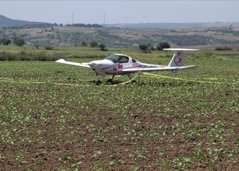 Eğitim uçağı tarlaya indi