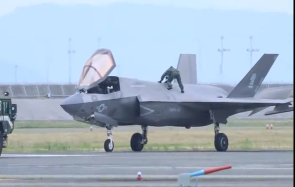 F-35 arıza yaptı; pilot uçağı yürüyerek terk etti