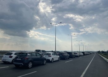 Uzun kuyruklarla başlayan Yunanistan tatili