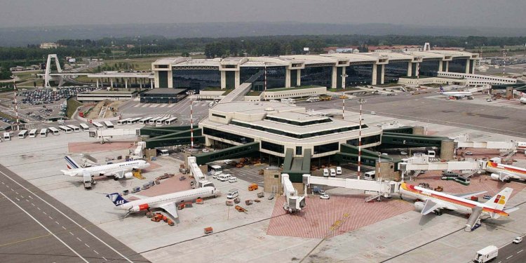 Eski başbakanın isminin havalimanına verilmesi tartışma yarattı