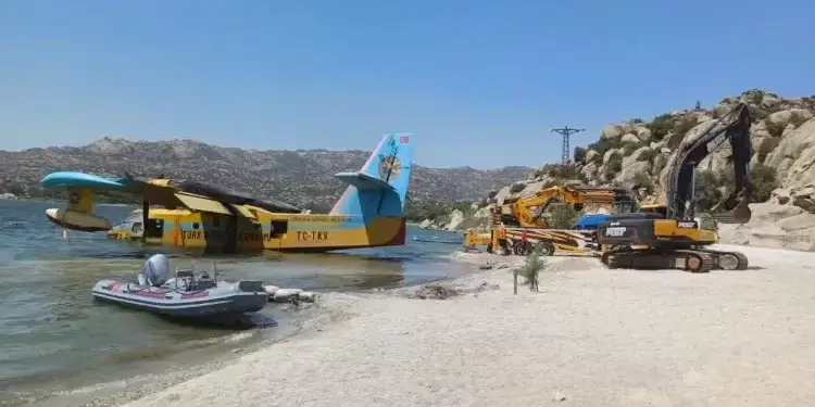 Göle düşen THK uçağı 14 metreden çıkarıldı