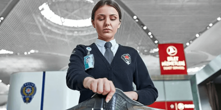 Havalimanlarında “elle arama” yasalaştı