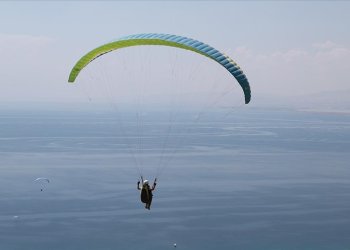 Paraşütçü kadınlar Van Gölü semalarında!
