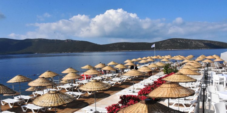 Emeklilere şezlong ve şemsiye ücretsiz