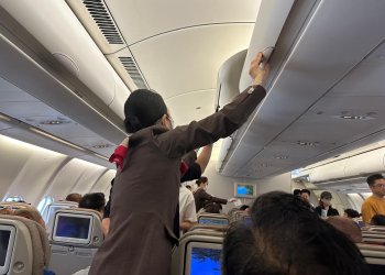 Baş üstü dolabını sert kapatan kabin memuru rahatsız ediyor!