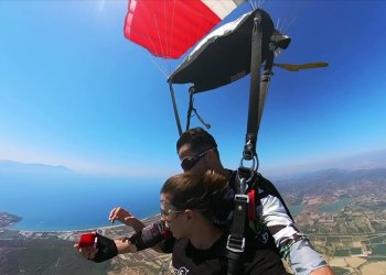 Paraşüt eğitmeninden gökyüzünde evlenme teklifi