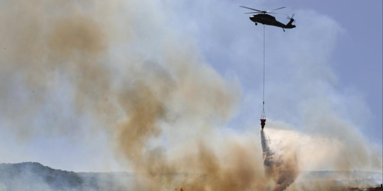 “Çelik kanatlar” yangınla mücadeleye destek veriyor