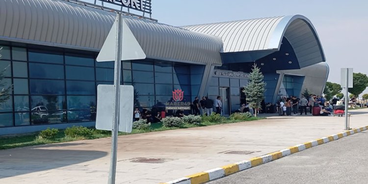 Muş Havalimanı’na düşen yıldırım trafiği aksattı!