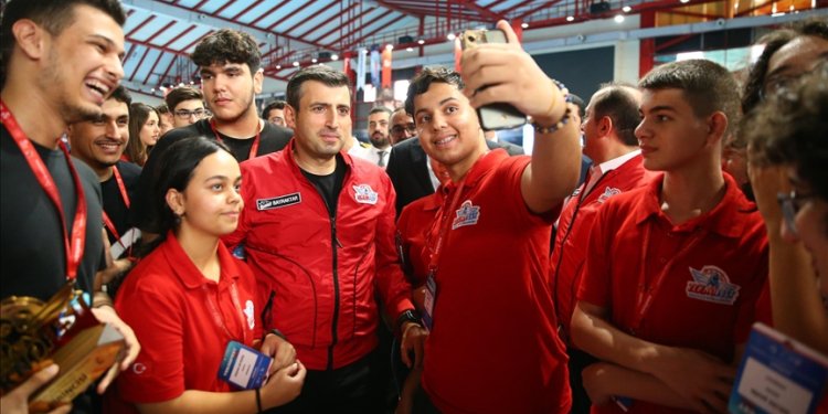 Selçuk Bayraktar, Mersin’de TEKNOFEST takımlarıyla buluştu