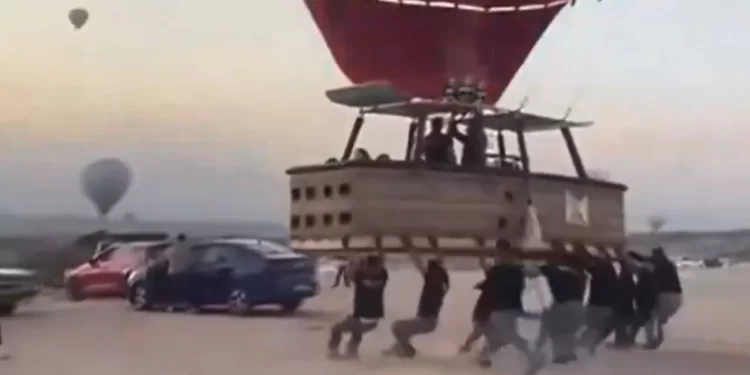 Kapadokya’da sıcak hava balonu otomobile çarptı