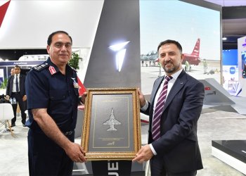 Mısır Hava Kuvvetleri Komutanı TUSAŞ standında!