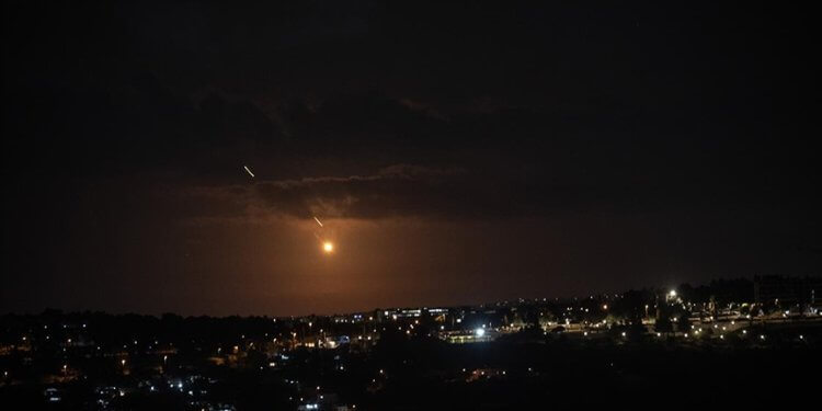 İran’dan İsrail’e füze saldırısı!