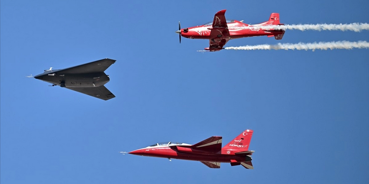 Yerli hava araçları Adana semalarında