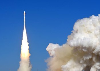 Çin, katı yakıtlı roketle uzaya 15 uydu fırlattı