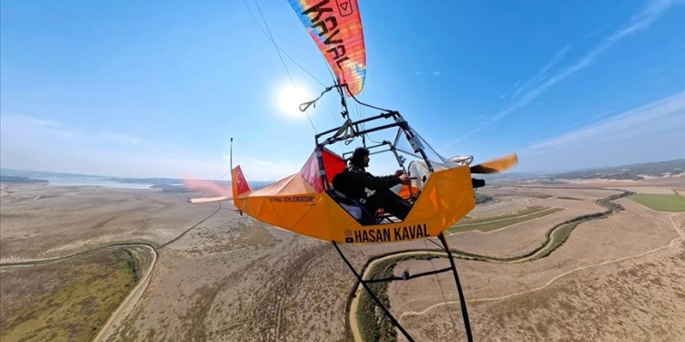 Evinde yaptığı uçağı paraşüt yardımıyla uçurdu
