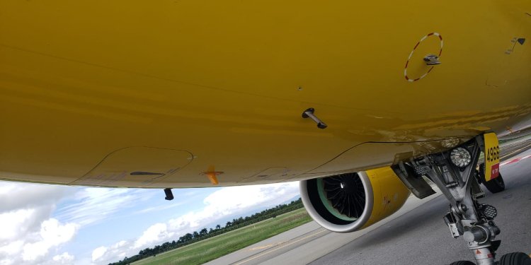 Havadaki yolcu uçağına ateş açıldı, 1 kişi yaralandı