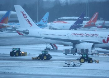 İngiltere’de yoğun kar: Üç havalimanı pisti kapattı
