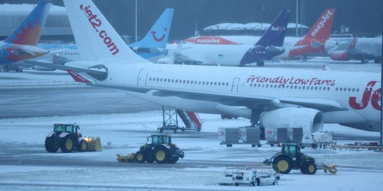 İngiltere’de yoğun kar: Üç havalimanı pisti kapattı