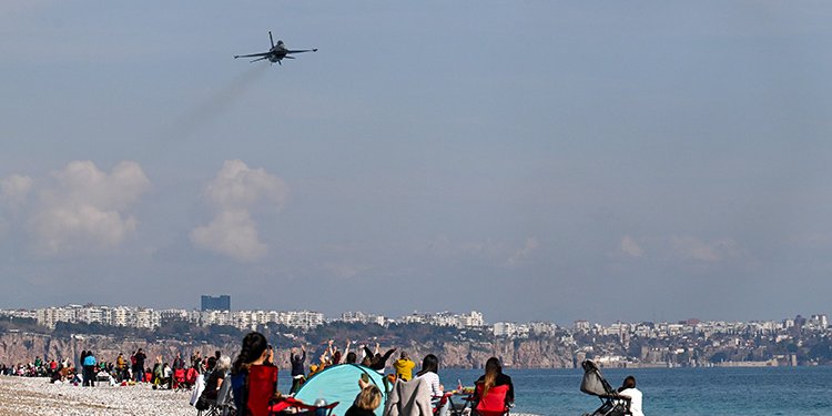 SOLOTÜRK’ün eğitim uçuşuna yoğun ilgi