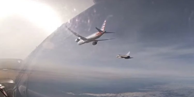 Yolcu uçağı, bomba ihbarı nedeniyle acil iniş yaptı