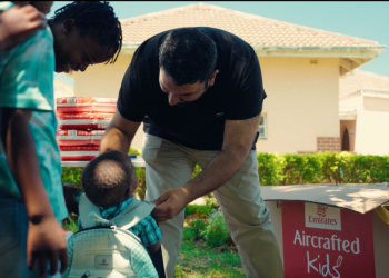 Zimbabveli çocuklara 325 adet özel seri çanta bağışladı