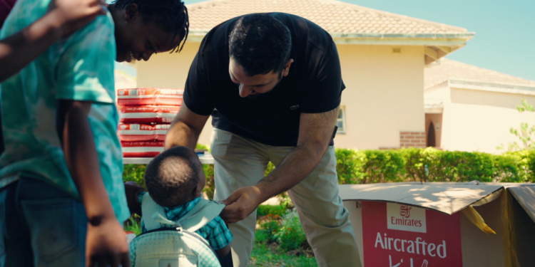 Zimbabveli çocuklara 325 adet özel seri çanta bağışladı