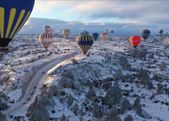 Balonlar 18 günlük aradan sonra gökyüzünü renklendirdi