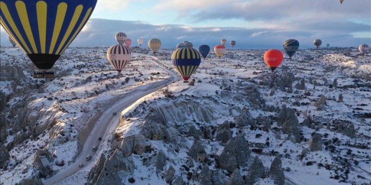 Balonlar 18 günlük aradan sonra gökyüzünü renklendirdi