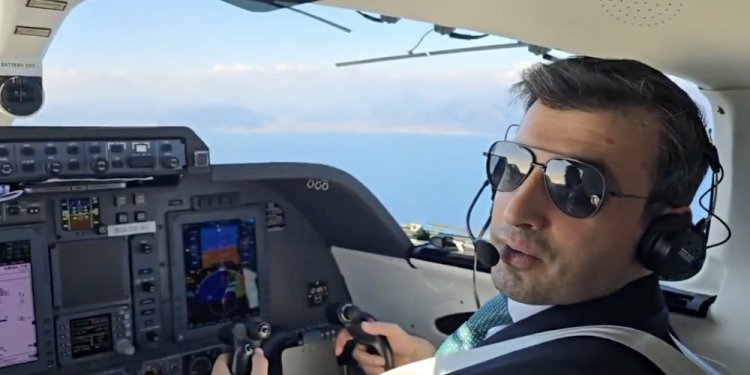 Selçuk Bayraktar Piaggio P180’in kokpitinde