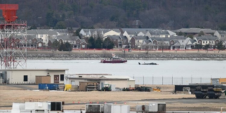 Uçakla çarpışan helikopterin karakutusu bulundu