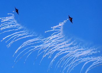 Savaş uçağı bombayı yanlışlıkla yerleşim yerine attı: 15 yaralı