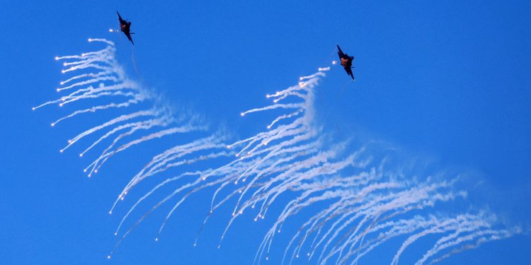 Savaş uçağı bombayı yanlışlıkla yerleşim yerine attı: 15 yaralı