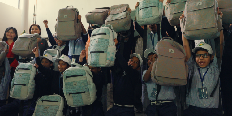 Emirates’ten 400 özel çocuğa çanta hediyesi