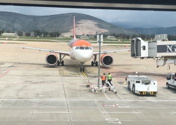 Milas-Bodrum, sezonun ilk dış hat uçağını karşıladı