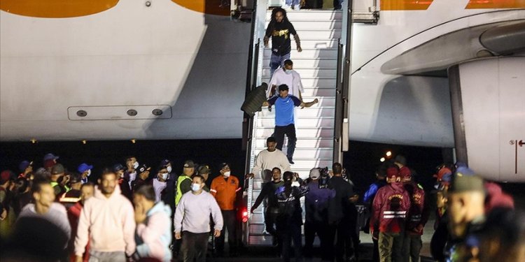 Göçmenleri bayrak taşıyıcı ülkesine uçurdu