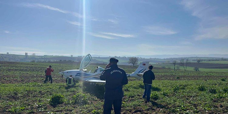 Bursa’da eğitim uçağı tarlaya indi!