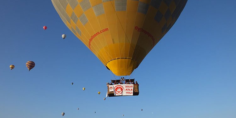 Koruyucu aile çocukları Kapadokya’da balonla uçtu