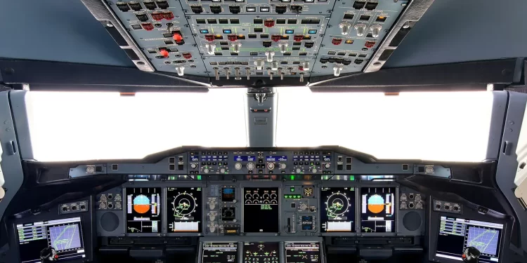 Kaptan tuvalete gitti, yardımcı pilot kokpitte bayıldı!