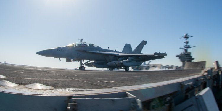 ABD savaş uçağı inişte fren arızasıyla düştü!