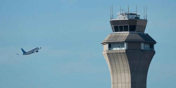 Hava trafik kontrolörlerinin “travma” izni uçuşları aksattı